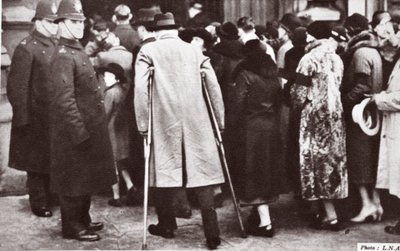 Menschenmengen warten auf Zugang zur Westminster Hall während der Aufbahrung von George V, 1936 von English Photographer