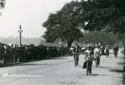 Radfahren im Hyde Park, ca. 1895 von English Photographer