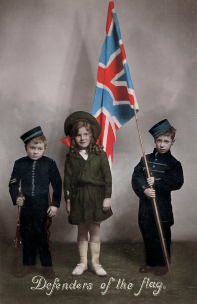 Verteidiger der Flagge, drei Kinder in Uniform mit dem Union Jack von English Photographer
