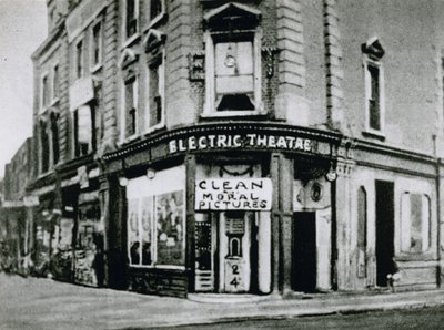 Frühes Flohkino, das Nelson Electric Theatre in der Old Kent Road, zeigt saubere moralische Bilder von English Photographer