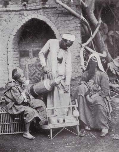 Ägypten: Türkischen Kaffee auf den Straßen von Kairo servieren (s/w Foto) von English Photographer