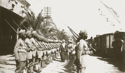 Emir Faisal am Bahnhof Lydda, Palästina, mit Sir Herbert Samuel, 1920 von English Photographer
