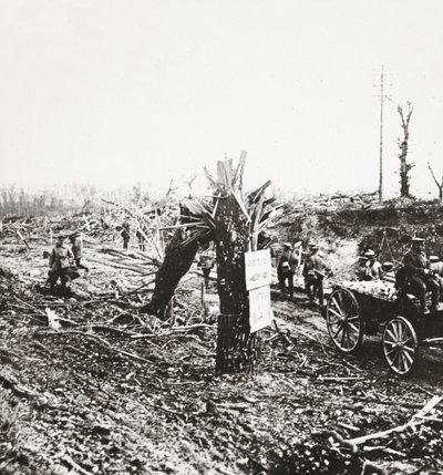 Ingenieure reparieren Schmalspurbahnen in der Nähe von Hangard, die während des Kampfes um Amiens 1918 durch Granatbeschuss beschädigt wurden von English Photographer