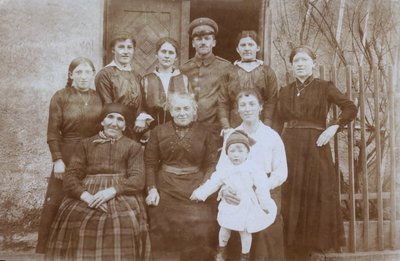 Englischer Soldat, Erster Weltkrieg, mit einer Gruppe von Einheimischen, Nordeuropa, wahrscheinlich Frankreich von English Photographer