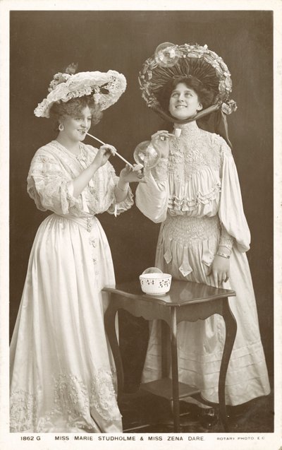 Englische Bühnenschauspielerinnen und Sängerinnen, Zena Dare und Marie Studholme von English Photographer