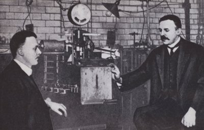 Ernest Rutherford und Hans Geiger im Physiklabor der Universität Manchester von English Photographer