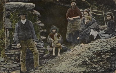 Zwangsgeräumter Mieter und seine Familie, Irland von English Photographer
