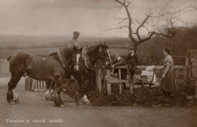 Familie auf dem Land, die ihre Arbeit für das Mittagessen unterbricht von English Photographer