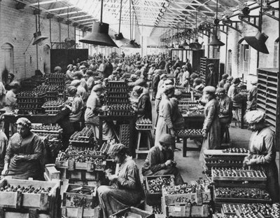 Weibliche Kriegsarbeiter, Erster Weltkrieg von English Photographer