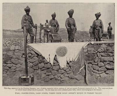 Flagge, Gebetshocker; Lampenständer; genommen aus Saiad Akbars Moschee im Waran-Tal von English Photographer