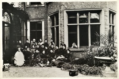 Florence Nightingale, Sir Harry und Lady Verney und Nightingale-Krankenschwestern im Claydon House, 1886 von English Photographer