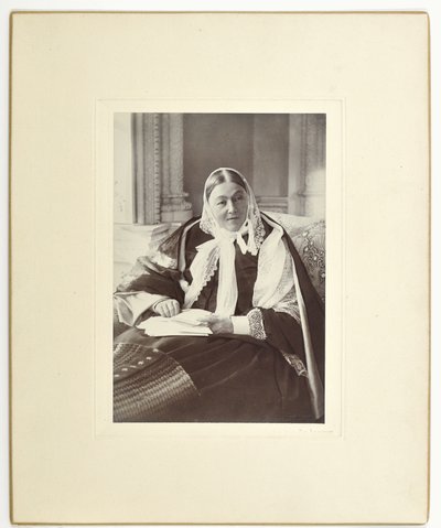 Florence Nightingale, sitzend auf einer Couch im Blauen Zimmer im Claydon House, 1891 von English Photographer