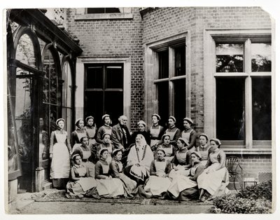 Florence Nightingale mit Sir Harry Verney und Miss Crossland, in der Mitte einer Gruppe von Krankenschwestern im Claydon House, 1886 von English Photographer