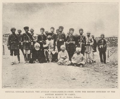 General Gholam Haidar, der afghanische Oberbefehlshaber, mit den Begleitsoffizieren der britischen Mission in Kabul von English Photographer