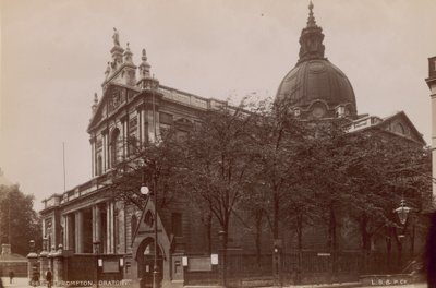 Gesamtansicht der Brompton Oratory von English Photographer