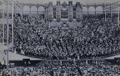Gesamtansicht des großen Orchesters von English Photographer
