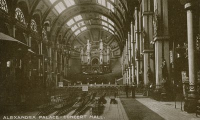 Gesamtansicht des Konzertsaals im Alexandra Palace von English Photographer