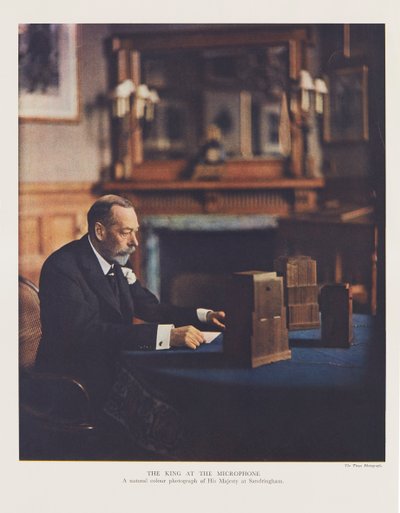 George V. sendet seine Weihnachtsbotschaft an das Britische Commonwealth und Empire von English Photographer