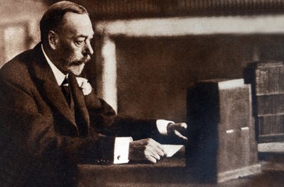 George V. sendet seine Weihnachtsbotschaft an das Britische Commonwealth und Empire von English Photographer