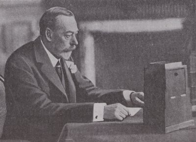 George V. sendet seine Weihnachtsbotschaft an das Britische Commonwealth und Empire von English Photographer