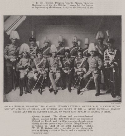 Deutsche Militärvertreter beim Begräbnis von Königin Victoria, Oberst W H H Waters (MVO), Militärattaché in Berlin, und Offiziere und Unteroffiziere der 1. (Königin Victorias) Dragoner und der 5. Bluche von English Photographer