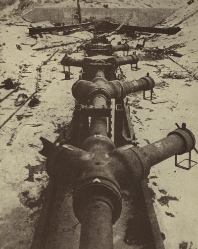 Deutsche Geheimwaffe, die dazu bestimmt ist, Projektile von in Klippen an der französischen Küste gegrabenen Rohren auf London zu feuern, entdeckt von den alliierten Streitkräften nach der Landung in der Normandie, Zweiter Weltkrieg von English Photographer