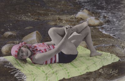 Mädchen liegt auf Handtuch am Strand von English Photographer
