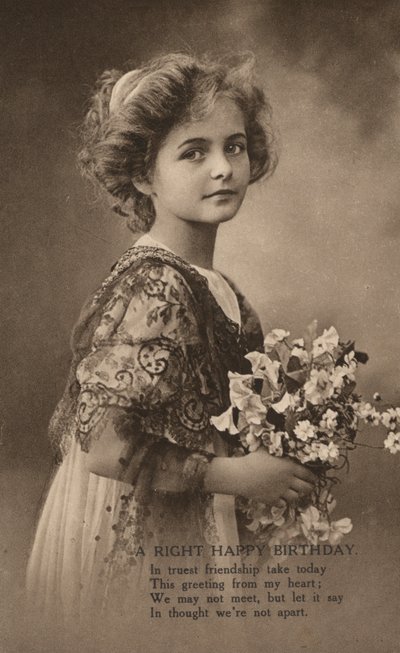 Mädchen mit einem Strauß Blumen und einem Geburtstagsgruß (s/w Foto) von English Photographer