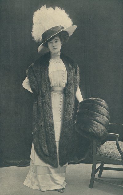 Anmutig geformter Skunk-Stola und Muff von English Photographer