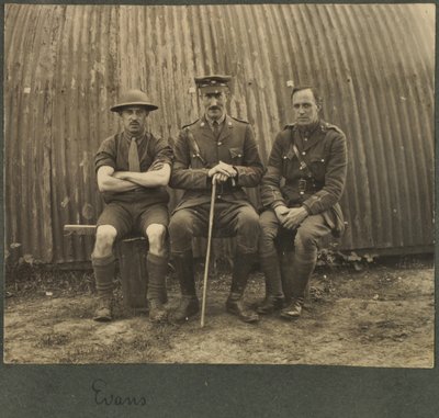 Gruppe von drei Soldaten vor einer Nissan-Hütte, ca. 1914-18 von English Photographer