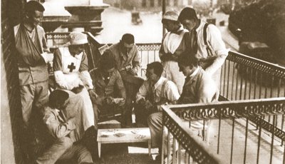 Glücklicher, glücklicher Verwundeter! Männer, die ihren Beitrag geleistet haben, genießen Heldenverehrung, aus The Illustrated War News, 21. Juni 1916 von English Photographer
