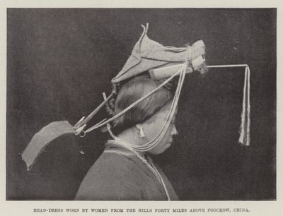 Kopfschmuck, getragen von Frauen aus den Hügeln vierzig Meilen oberhalb von Foochow, China von English Photographer