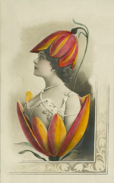 Kopf und Schultern einer Frau in einer Blume von English Photographer