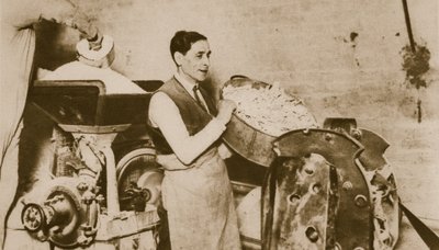 Hebräische Bäckerei bereitet ungesäuertes Brot für das Passahfest vor von English Photographer