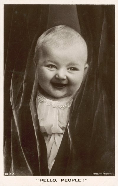 Hallo, Leute! Kind lächelt von English Photographer