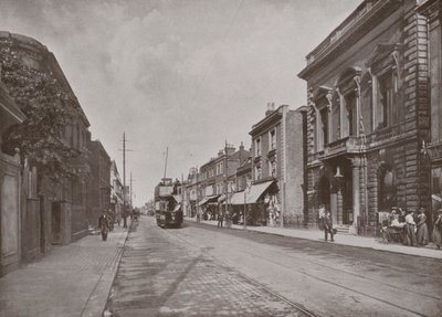High Street, Hounslow, mit den Gemeindebüros auf der rechten Seite von English Photographer