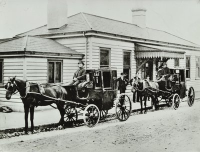 Pferdekutschen am Westbourne Park Station, 1885 von English Photographer