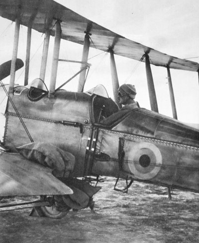 Wie die Kut-Garnison durch Flugzeug versorgt wurde: bereit zum Flug mit Getreidesäcken, aus The Illustrated War News, 21. Juni 1916 von English Photographer