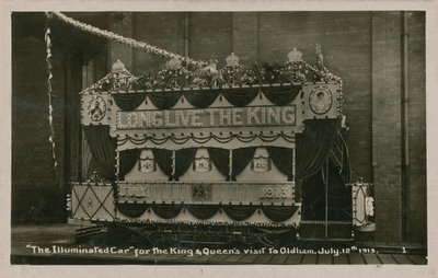 Beleuchtete Straßenbahn zur Erinnerung an den Besuch des Königs und der Königin in Oldham, 12. Juli 1913. Postkarte von 1913. von English Photographer