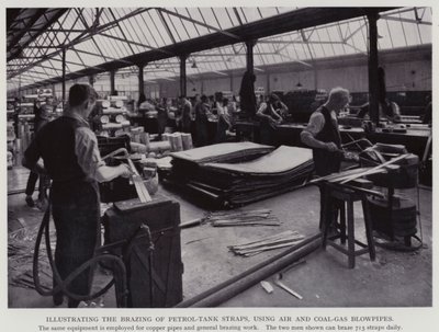 Veranschaulichung des Lötens von Benzintankriemen mit Luft- und Kohlegasbrennern von English Photographer