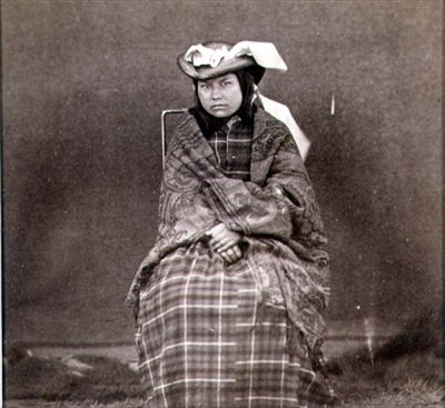 Indische Frau in westlicher Kleidung, fotografiert von den Royal Engineers am neunundvierzigsten Breitengrad von English Photographer