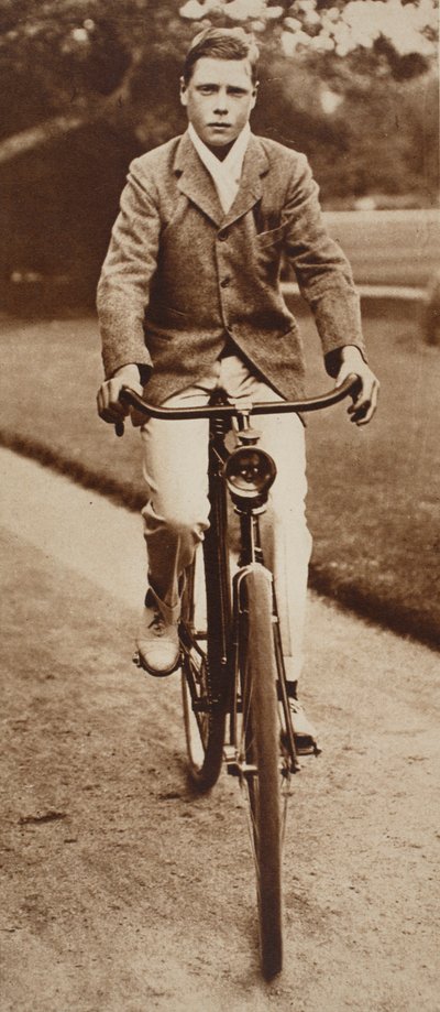 König Edward VIII. fährt 1911 Fahrrad von English Photographer