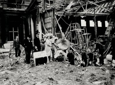 König George VI und Königin Elizabeth zusammen mit Winston Churchill, begutachten Bombenschäden, vermutlich am Buckingham Palace von English Photographer