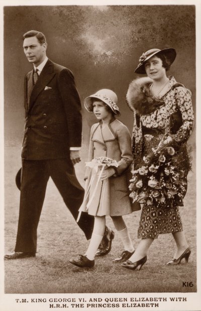 König George VI. und Königin Elizabeth mit ihrer Tochter Prinzessin Elizabeth (später Königin Elizabeth II.) von English Photographer
