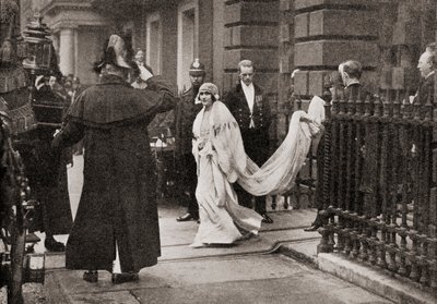 Lady Elizabeth Bowes Lyon auf dem Weg zu ihrer Hochzeit am 26. April 1923 mit H.R.H. dem Herzog von York, später König George VI, aus Die Geschichte von fünfundzwanzig Jahren, veröffentlicht 1935 von English Photographer