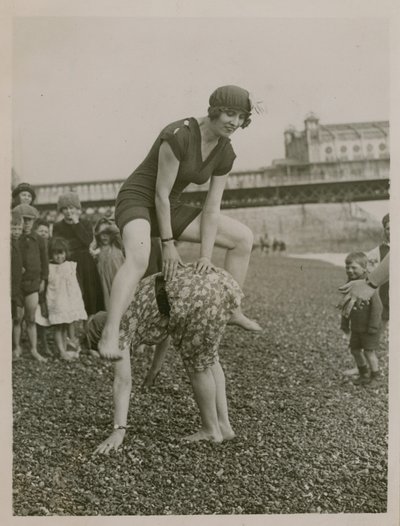 Hüpfspiel am Brighton Beach von English Photographer