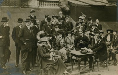 Sir James Barrie liest The Admirable Crichton auf dem Dach von Wyndham im Jahr 1912 von English Photographer