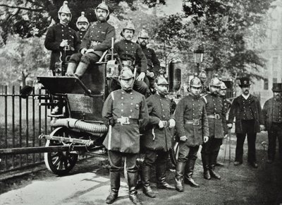 London Fire Brigade: Gruppe von Feuerwehrmännern mit Löschfahrzeug und Wasserhähnen, 1895 von English Photographer