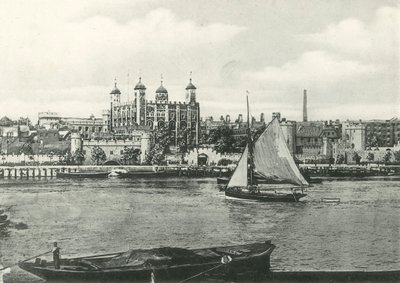 London Tower von der Themse von English Photographer