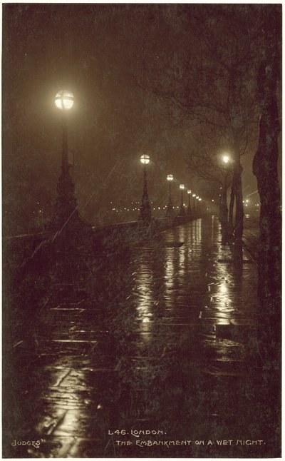 London, die Uferstraße bei nasser Nacht von English Photographer